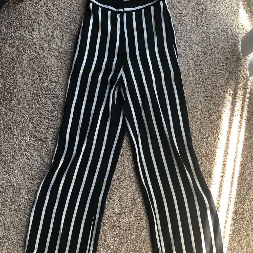HIGH WAISTED STRIPPED WIDE LEG PANTS. NEVER WORN!